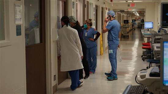 2021年1月22日，在美国加利福尼亚州蒙特贝洛市贝弗利医院，医护人员在“新冠病区”工作。新华社 图